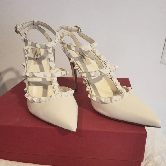 ( SOLD) Authentic Valentino Garavani Rockstud Ankle Strap Pump - Picture 3 of 13